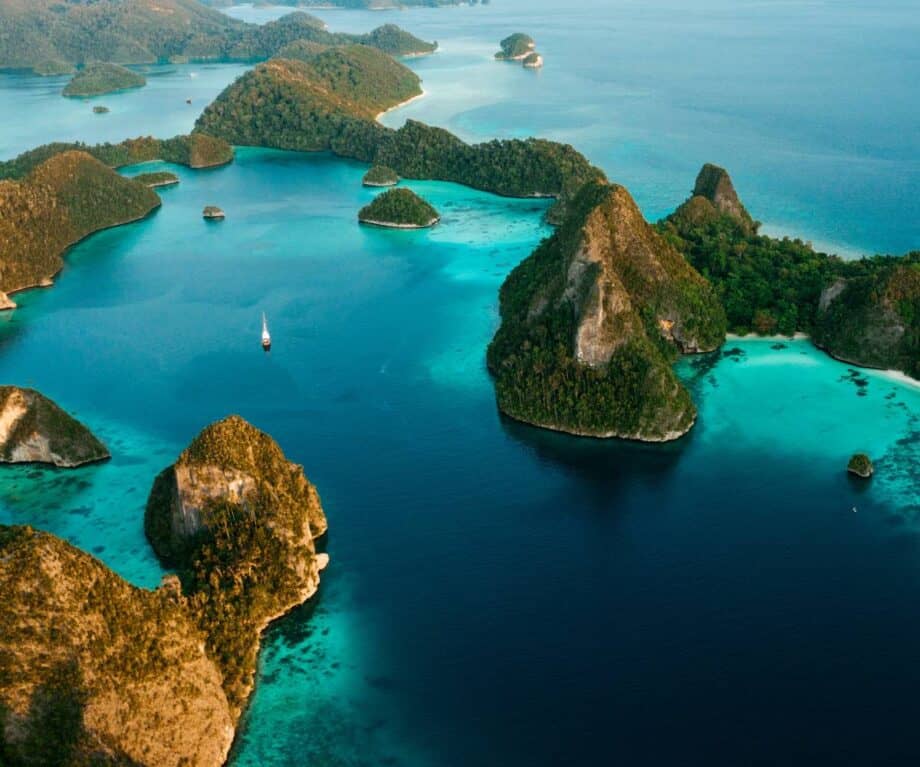 1723244548 19 A luxury honeymoon on a private yacht in Indonesia