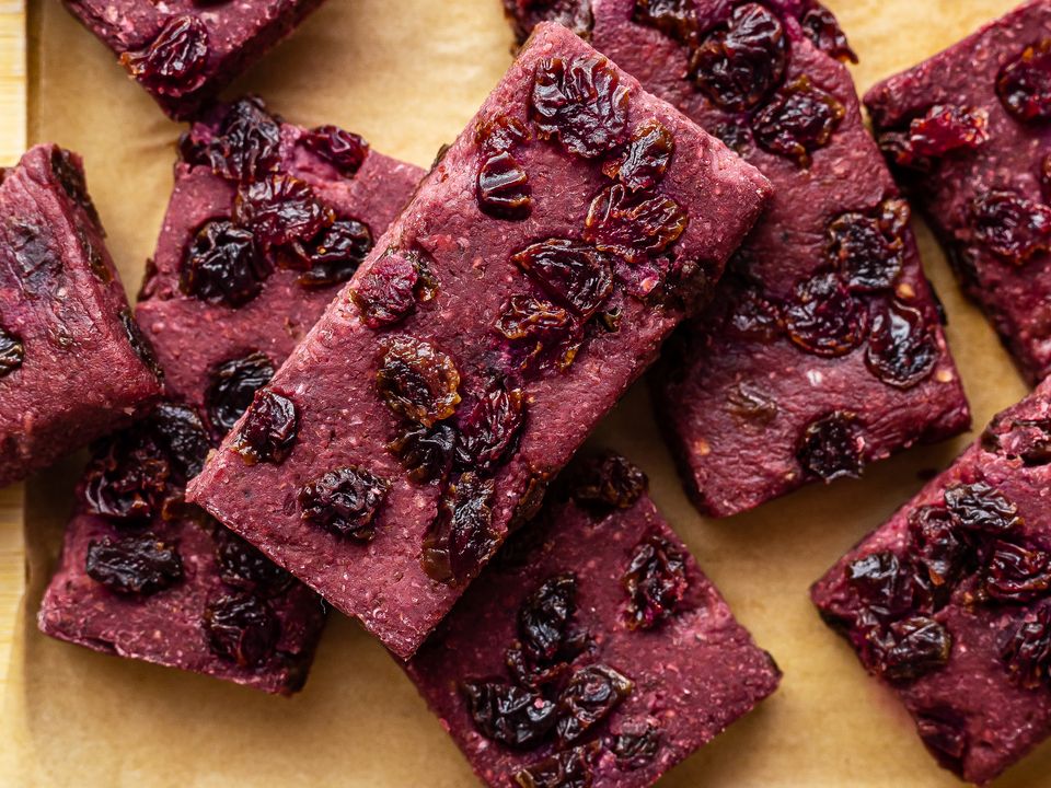 healthy beet bars with oats and raisins 3 7de5d6112ea7136cf68a14a0b325b601 960 q60