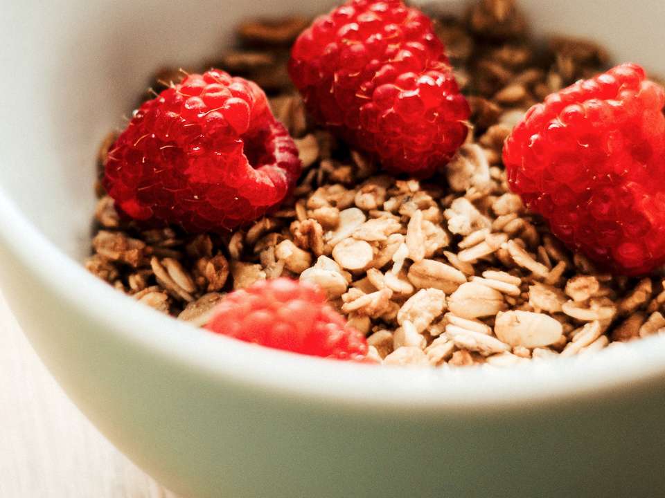 oats with raspberries in a bowl af0d792c796fcd3ef2abeb6a5ddd64e0 960 q60